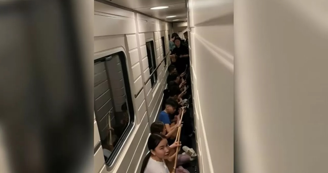 Юные домбристы из Алматы удивили пассажиров поезда