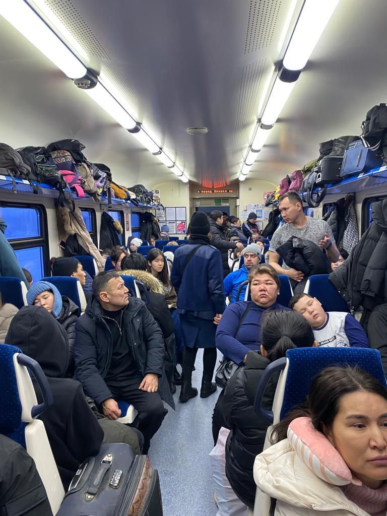 КТЖ продолжает обеспечивать вывоз пригородными  поездами людей, эвакуированных с занесённых снегом автодорог
