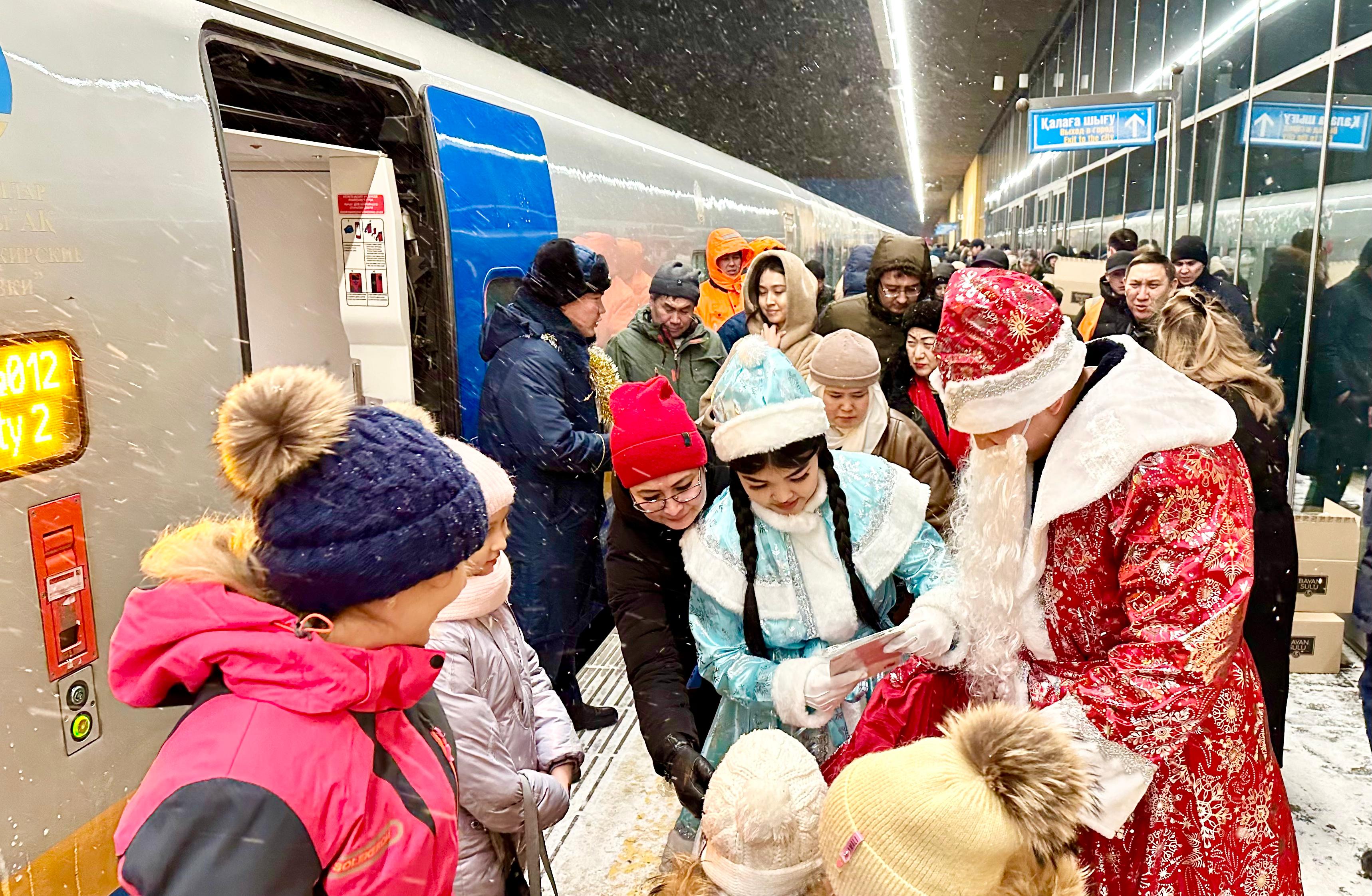 Праздничные новогодние поезда отправились в путь по городам