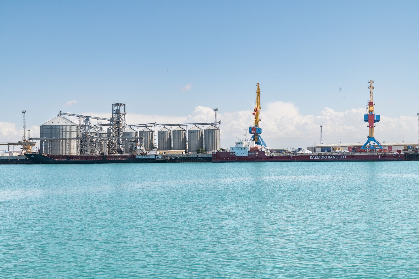 Морской порт Актау увеличил за 10 месяцев перевалку грузов на 22%