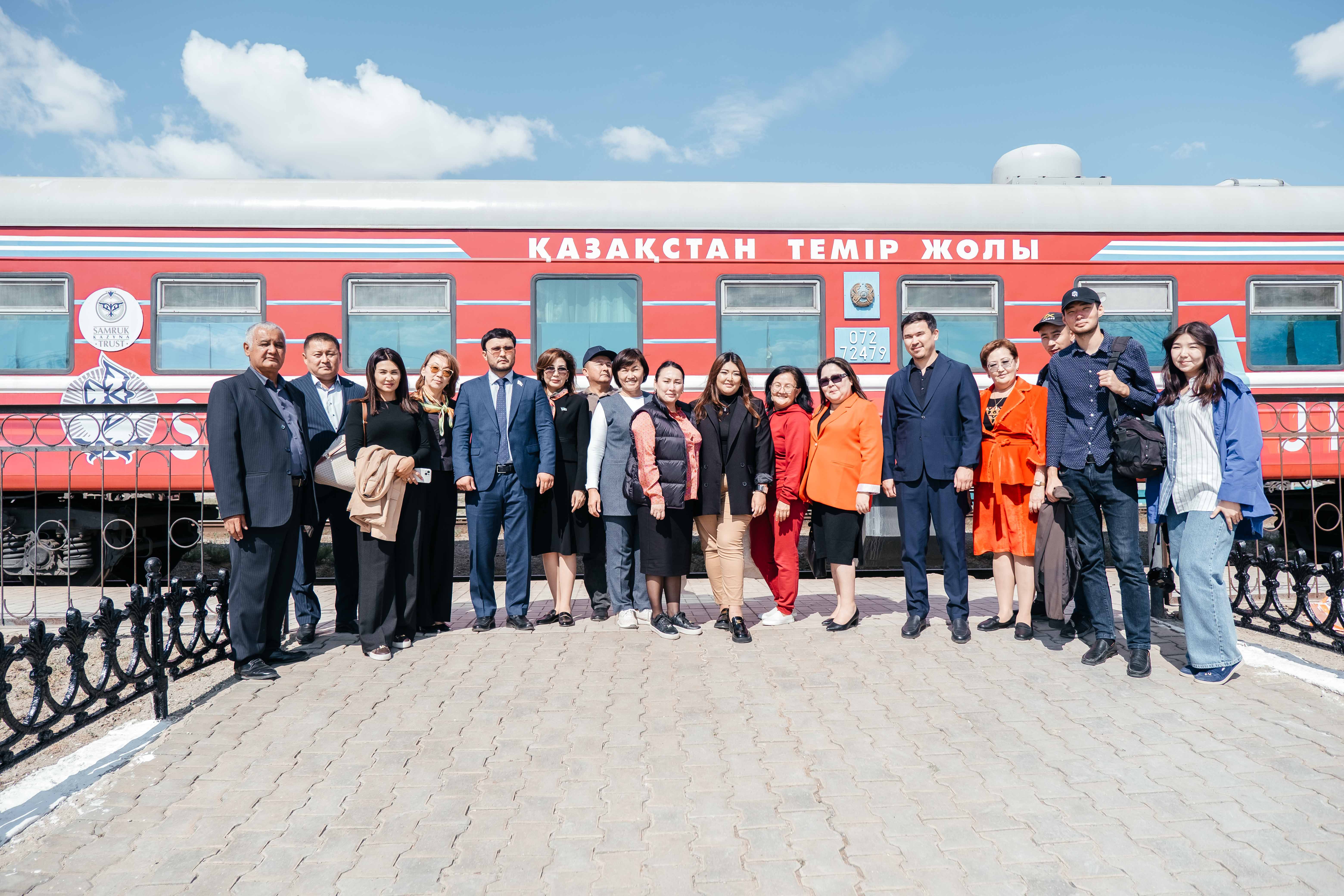 Представители казахстанского общества ознакомились с работой медицинского поезда «Саламатты Қазақстан»