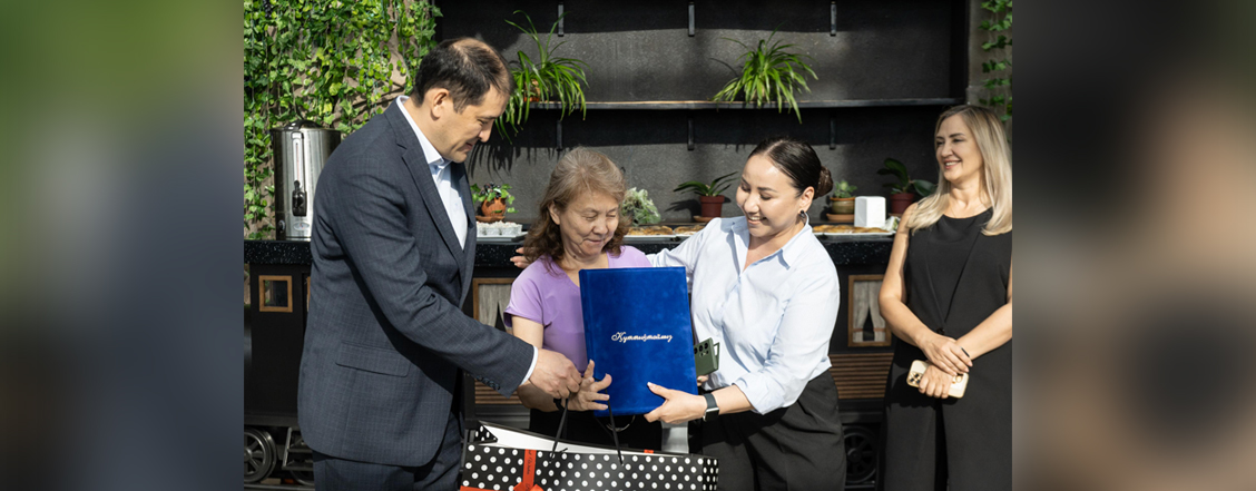 Train conductors and ticket cashiers were awarded for their professionalism in evacuating people from the flood zone