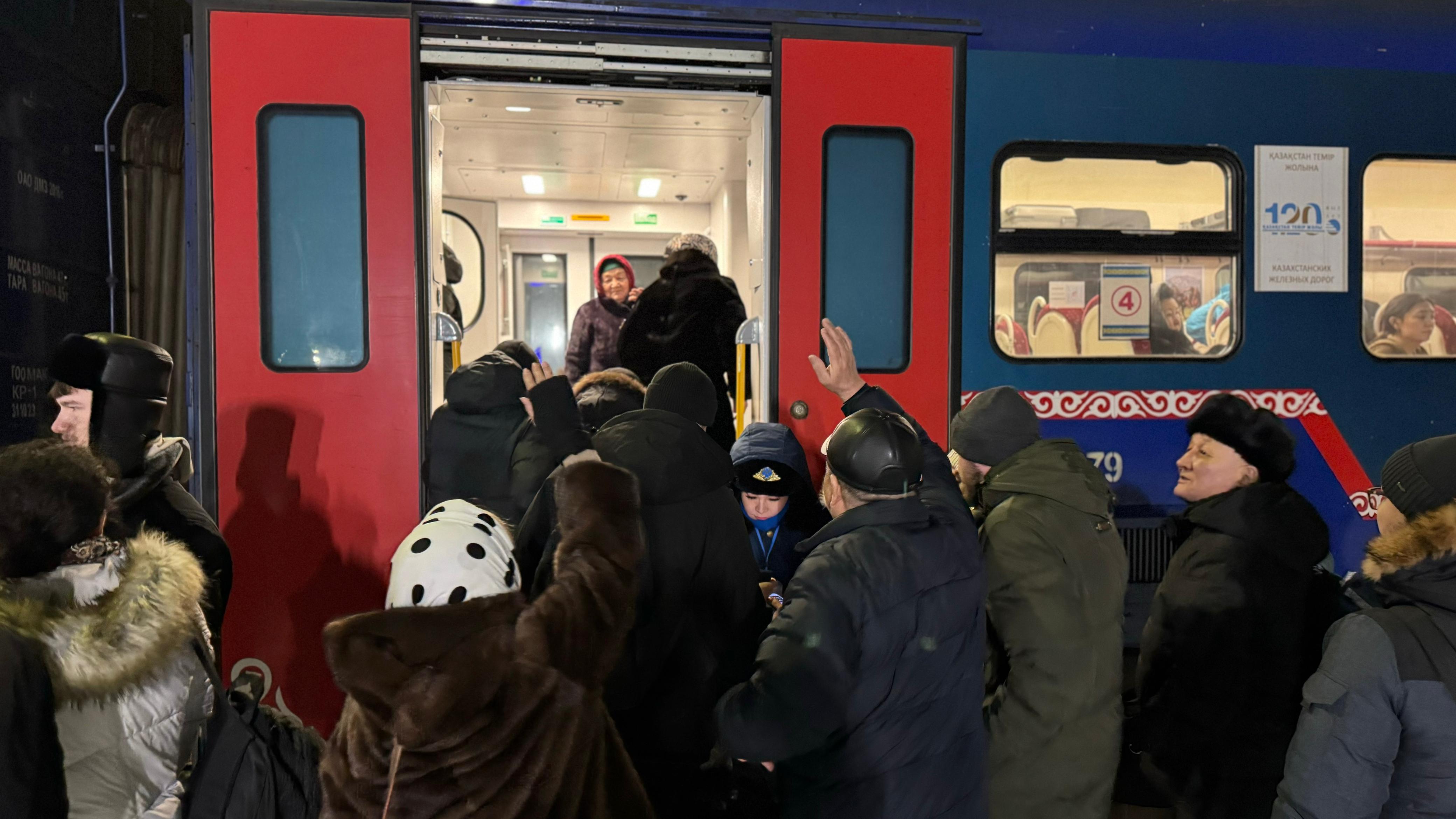 Порядка 400 человек перевезены поездами Нацперевозчика в связи с закрытием трасс в четырех регионах