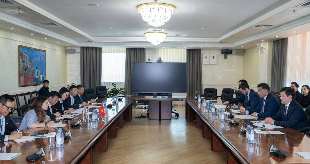 Состоялась встреча Председателя Правления АО «НК «ҚТЖ» Талгата Алдыбергенова с Генеральным директором ГК «Вьетнамская железная дорога» ХоАнгом Зя Кханем