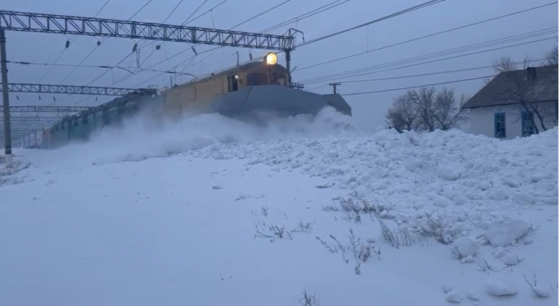 В экстремальных условиях непогоды железнодорожники обеспечили пропуск пассажирских поездов по затрудненным участкам в Жамбылской области