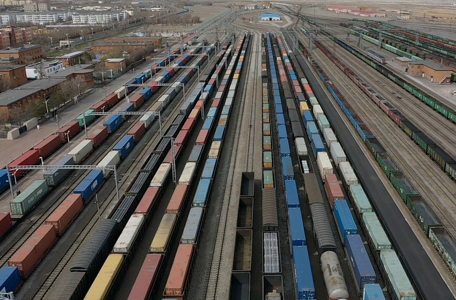 Из-за ухудшения погодных условий идет медленная выгрузка грузов в КНР