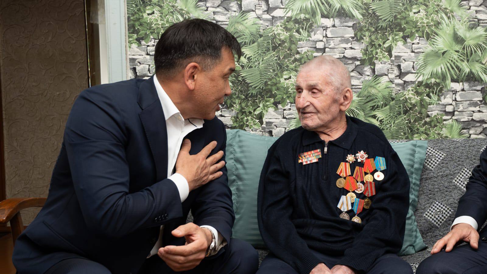Талгат Алдыбергенов поздравил 100-летнего ветерана-железнодорожника с Днем защитника Отечества и Днем Победы