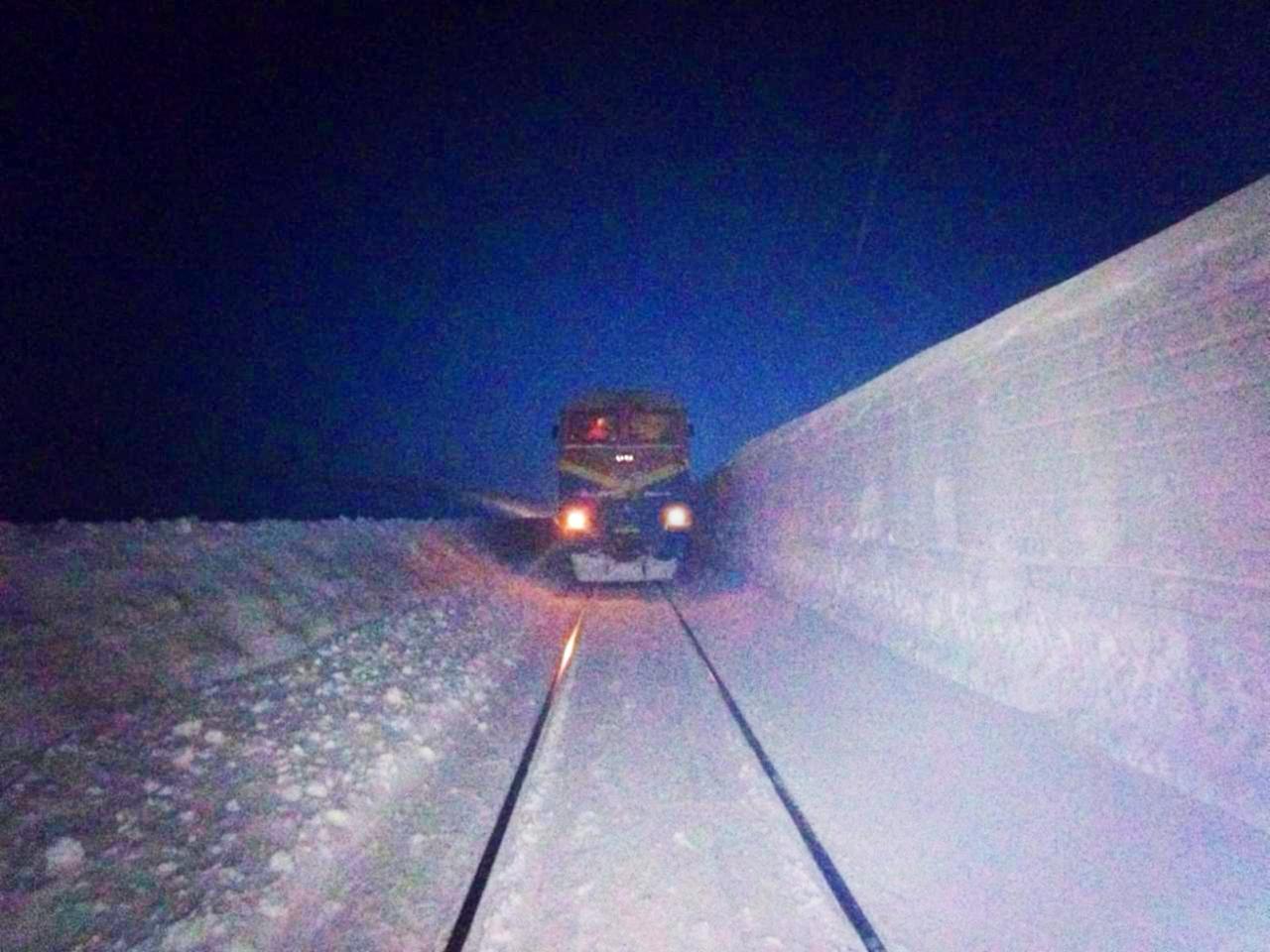Железнодорожники перешли на круглосуточный режим очистки путей от снега