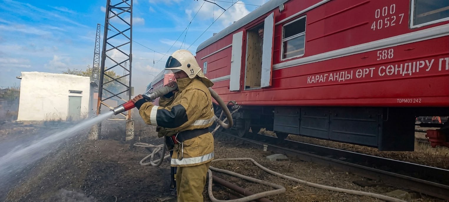 Теміржолшылар мен ТЖД Қарағанды – Ақадыр учаскесіндегі өртті сөндірді